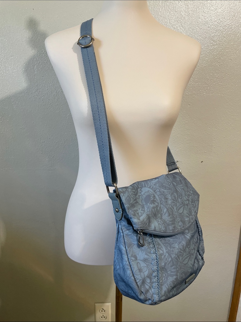 Sakroots Boho Festival Floral Flap Crossbody Organizer Lightweight Pockets Purse